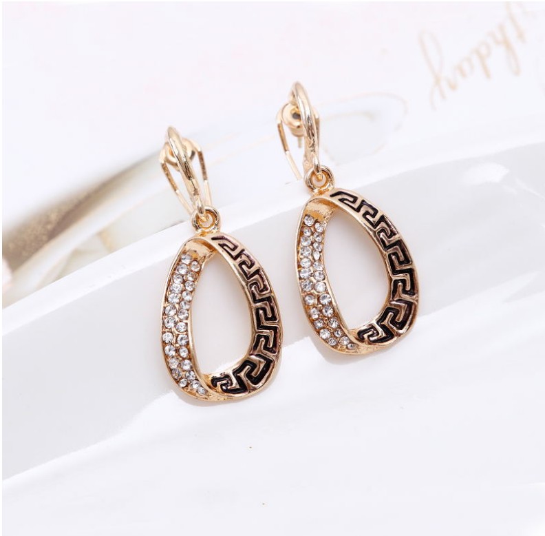 Fashion Geometric Alloy Hollow Out Artificial Rhinestones Earrings Necklace 1 Set